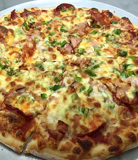 Foto de una deliciosa pizza de Giorgios Pizza en Heredia
