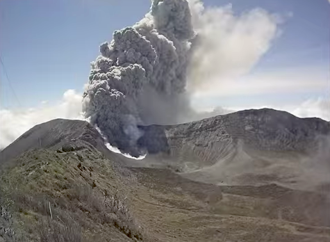 Foto de la erupción del Volcan de Turrialba