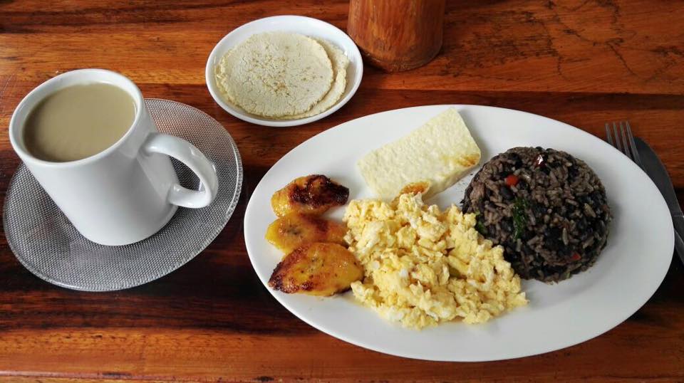 Foto de un desayuno típico costarricense