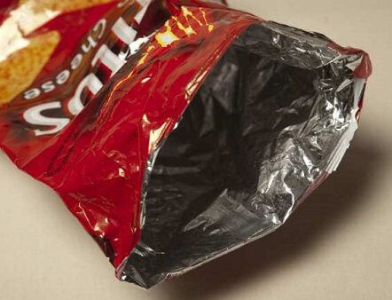Foto de una bolsa de Doritos vacía como ejemplo de basura plástica para ecobloques