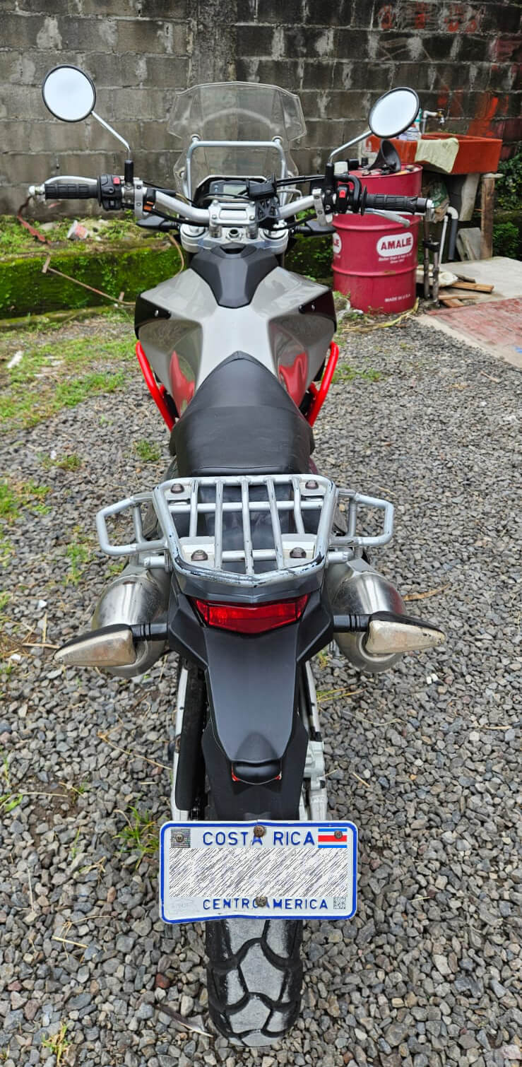 Se vende moto excelente estado. Vista atras.