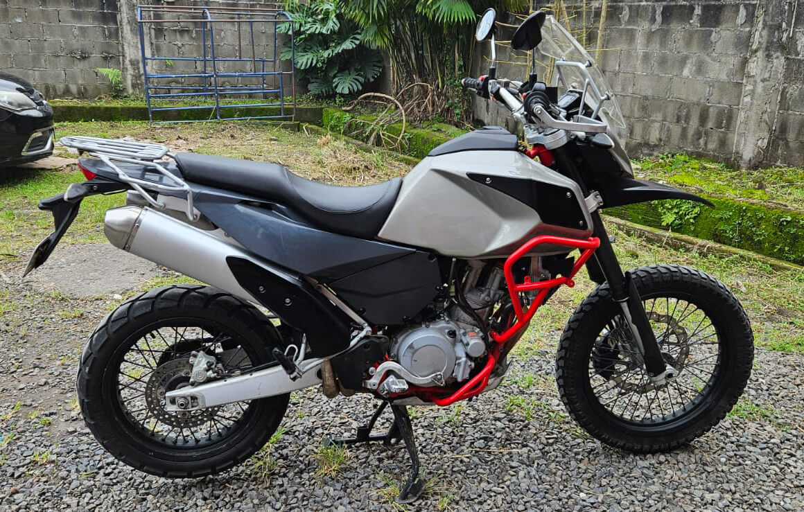 Se vende moto excelente estado. Vista derecha.