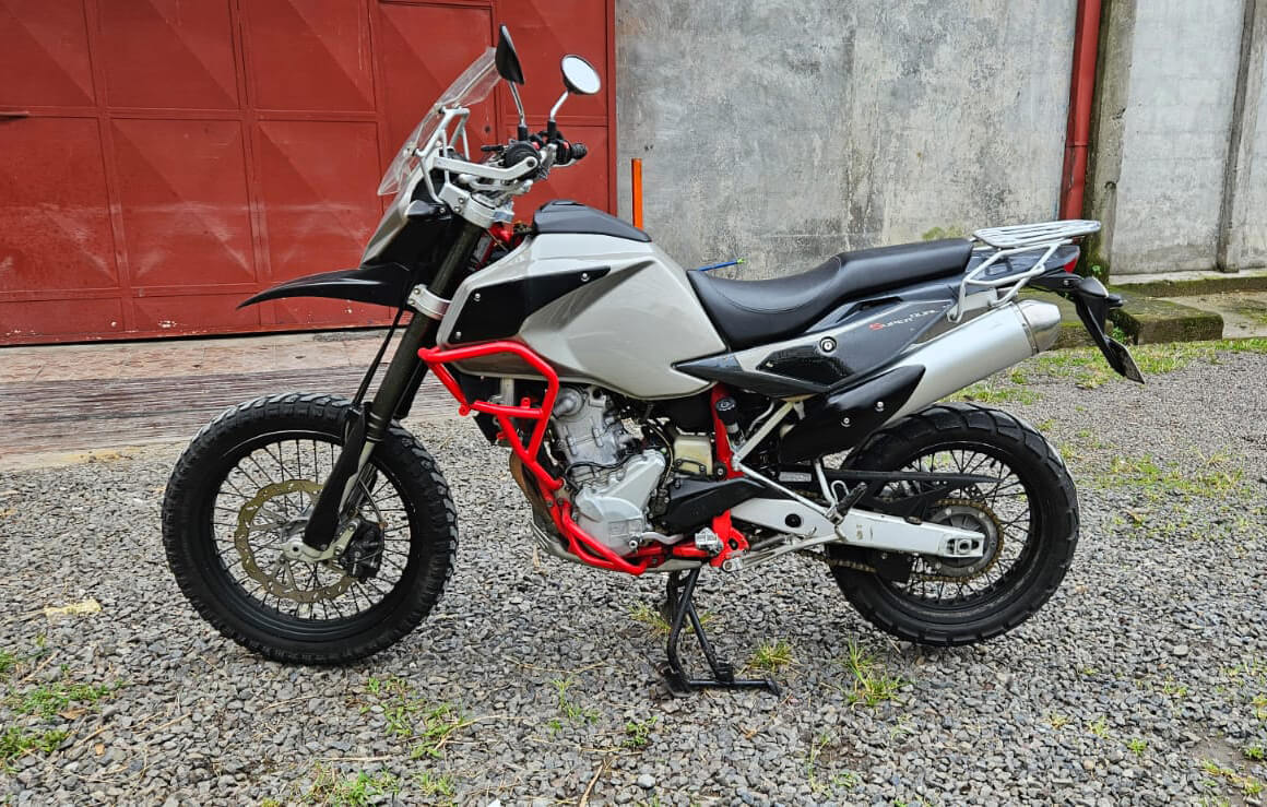 Se vende moto excelente estado. Vista izquierda.